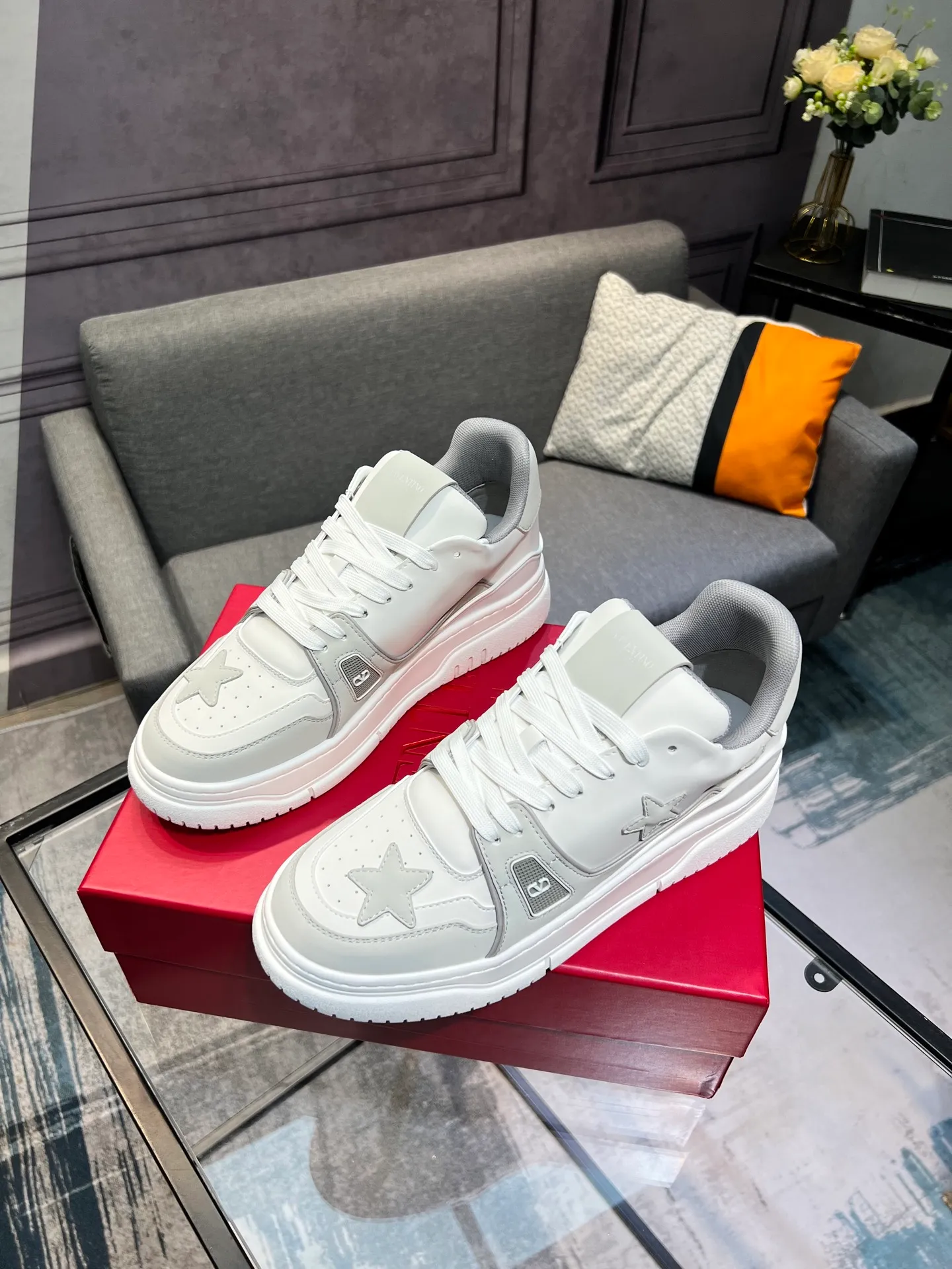 Men's Men's Shoes 💰660 Valentino 2023 early autumn new star shoes are now online! Wang Hedi and Ren Jialun have been worn by many celebrities. Who can refuse the same couple shoes as Wang Hedi! The design of Stars Stab My Heart is cool and spicy. The material of the shoes is cowhide, and every color is beautiful! Size 35-40, men’s size 39-44 (women’s 41, men’s 38, 45🉑️customized)